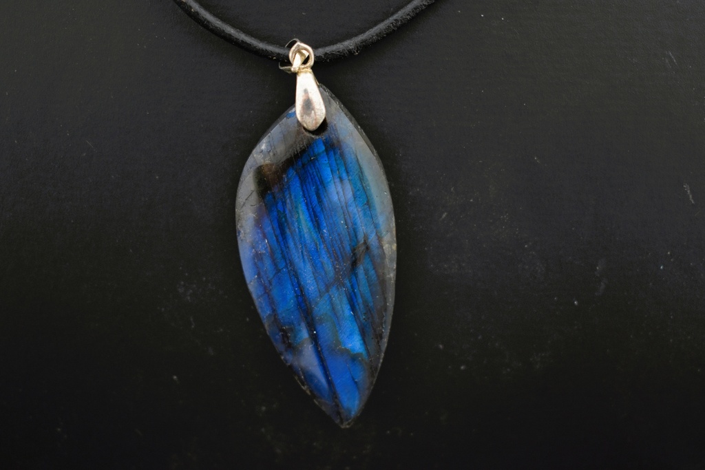 Collier en Labradorite en Forme de Losange avec Cordon en Cuir
