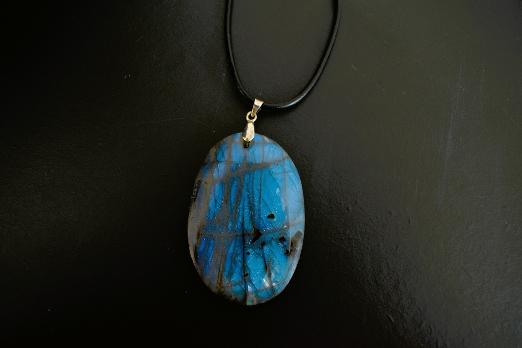 Collier en Labradorite Ovale avec Cordon en Cuir