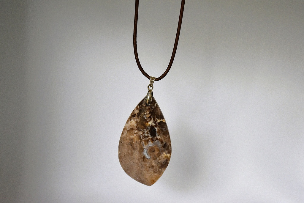 Collier en Opale Noire en Forme de Losange avec Cordon en Cuir