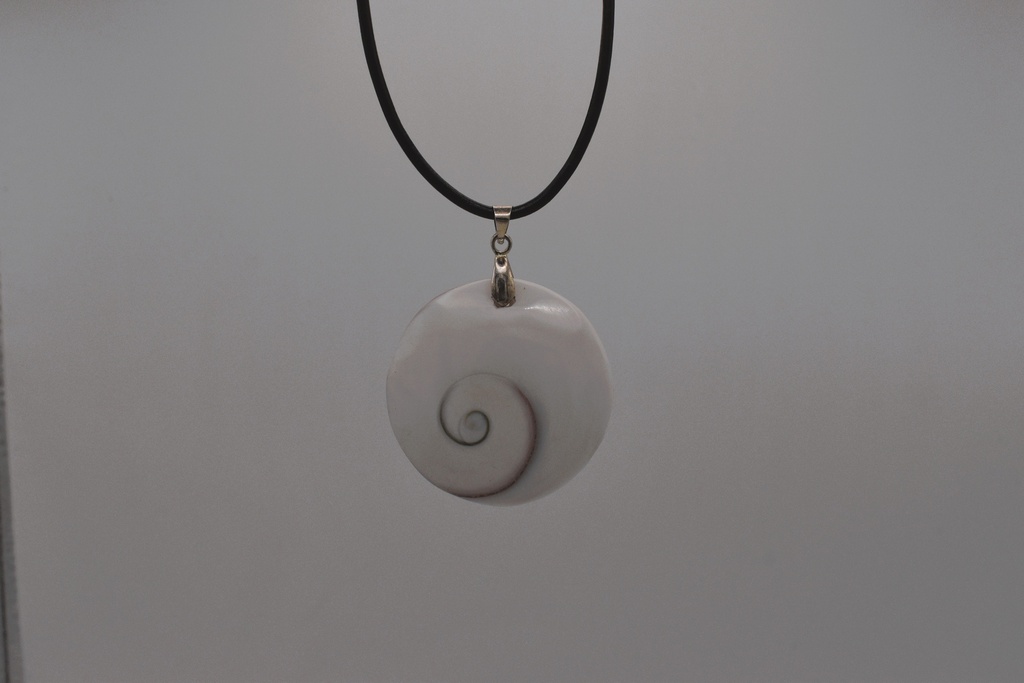 Collier en Sainte-Lucie en Forme Ronde avec Cordon en Cuir