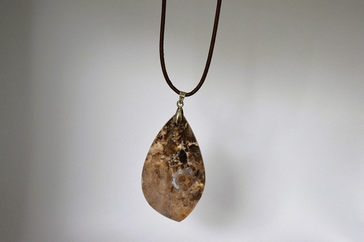 Collier en Opale Noire en Forme de Losange avec Cordon en Cuir